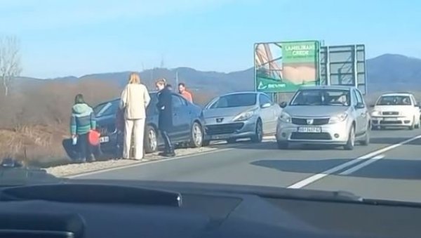 ЛАНЧАНИ СУДАР КОД ПОЖЕГЕ: Стварају се велике саобраћајне гужве, увиђај у току (ВИДЕО) ЛАНЧАНИ СУДАР КОД ПОЖЕГЕ: Стварају се велике саобраћајне гужве, увиђај у току (ВИДЕО)