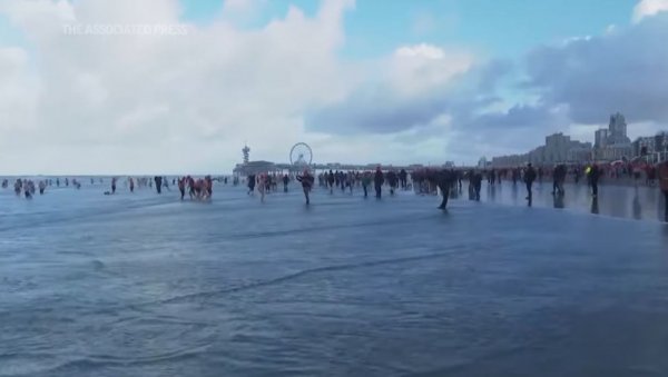 65.000 ХОЛАНЂАНА ОКУПАЛО СЕ 1. ЈАНУАРА У ЛЕДЕНИМ ВОДАМА: Скок у хладно Северно море – холандска новогодишња традиција 65.000 ХОЛАНЂАНА ОКУПАЛО СЕ 1. ЈАНУАРА У ЛЕДЕНИМ ВОДАМА: Скок у хладно Северно море – холандска новогодишња традиција