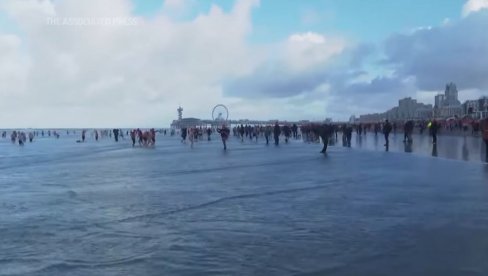 65.000 HOLANĐANA OKUPALO SE 1. JANUARA U LEDENIM VODAMA: Skok u hladno Severno more – holandska novogodišnja tradicija