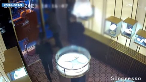 SRBI PALI ZBOG NIZA PLJAČKI U MILANU: Na lopovluku stekli profit od 450 hiljada evra (VIDEO) SRBI PALI ZBOG NIZA PLJAČKI U MILANU: Na lopovluku stekli profit od 450 hiljada evra (VIDEO)