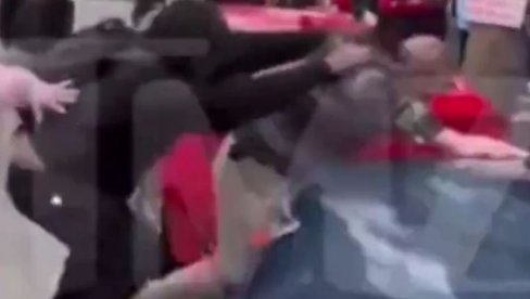 POGLEDAJTE - SNIMAK ZVERSKOG NAPADA: Brutalno pretučen poznati glumac (VIDEO) POGLEDAJTE - SNIMAK ZVERSKOG NAPADA: Brutalno pretučen poznati glumac (VIDEO)