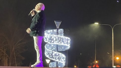 NOVOGODIŠNJA BAJKA: Željko Samardžić tačno u ponoć otvorio šampanjac uz spektakularni vatromet (FOTO) NOVOGODIŠNJA BAJKA: Željko Samardžić tačno u ponoć otvorio šampanjac uz spektakularni vatromet (FOTO)