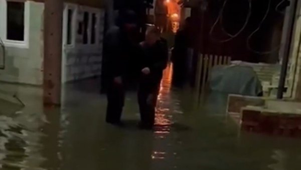 ШТРАНД ПОД ВОДОМ, НИВО ДУНАВА У ПОЈЕДИНИМ МЕСТИМА ЗАБРИЊАВАЈУЋИ: Има ли разлога за панику и да ли нам прете нове поплаве? (ФОТО/ВИДЕО) ШТРАНД ПОД ВОДОМ, НИВО ДУНАВА У ПОЈЕДИНИМ МЕСТИМА ЗАБРИЊАВАЈУЋИ: Има ли разлога за панику и да ли нам прете нове поплаве? (ФОТО/ВИДЕО)