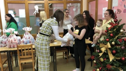 PAKETIĆI ZA NAJMLAĐE PACIJENTE: Škola primenjenih umetnosti pripremila darove za Opštu bolnicu u Šapcu PAKETIĆI ZA NAJMLAĐE PACIJENTE: Škola primenjenih umetnosti pripremila darove za Opštu bolnicu u Šapcu