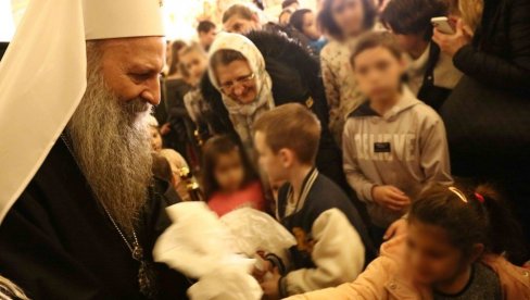 DIVAN GEST I VELIKA RADOST ZA MALIŠANE: Patrijarh Porfirije podelio paketiće deci bez roditeljskog staranja (FOTO) DIVAN GEST I VELIKA RADOST ZA MALIŠANE: Patrijarh Porfirije podelio paketiće deci bez roditeljskog staranja (FOTO)