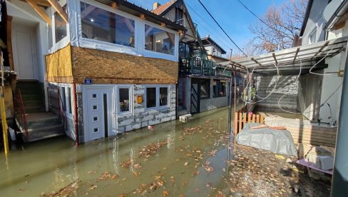 NOVOSADSKO VIKEND NASELJE KAMENJAR BRANI SE OD POPLAVE: Vikendaši podigli stvari i iselili se iz ugroženih objekata NOVOSADSKO VIKEND NASELJE KAMENJAR BRANI SE OD POPLAVE: Vikendaši podigli stvari i iselili se iz ugroženih objekata