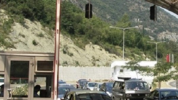 ПОВЕЋАН ПРОМЕТ НА ГРАНИЦАМА: Ипак,без чекања и гужве ПОВЕЋАН ПРОМЕТ НА ГРАНИЦАМА: Ипак,без чекања и гужве