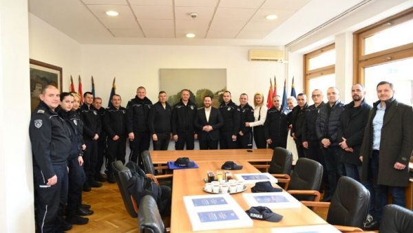 ПРИЗНАЊЕ ЗА 19 НАЈБОЉИХ ПОЛИЦАЈАЦА: Општина Стари град доделила награде ПРИЗНАЊЕ ЗА 19 НАЈБОЉИХ ПОЛИЦАЈАЦА: Општина Стари град доделила награде