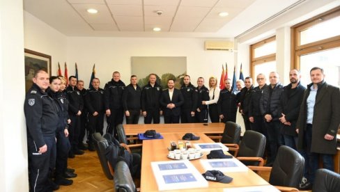 PRIZNANJE ZA 19 NAJBOLJIH POLICAJACA: Opština Stari grad dodelila nagrade PRIZNANJE ZA 19 NAJBOLJIH POLICAJACA: Opština Stari grad dodelila nagrade