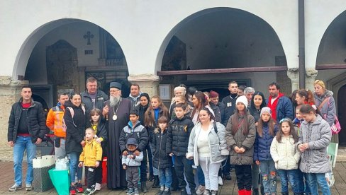 DAROVI ZA MNOGODETNE I UGROŽENE PORODICE: Novogodišnja tradicija u Vranju DAROVI ZA MNOGODETNE I UGROŽENE PORODICE: Novogodišnja tradicija u Vranju