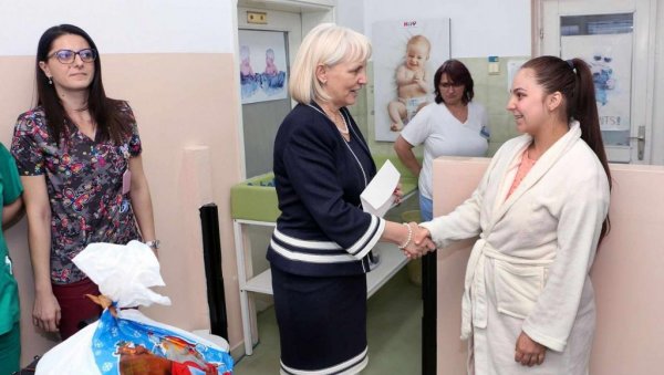 ГРАД СМЕДЕРЕВО ДАРИВАО ПРВОРОЂЕНУ БЕБУ У 2024: Прва беба дечак Богдан из Мале Крсне ГРАД СМЕДЕРЕВО ДАРИВАО ПРВОРОЂЕНУ БЕБУ У 2024: Прва беба дечак Богдан из Мале Крсне