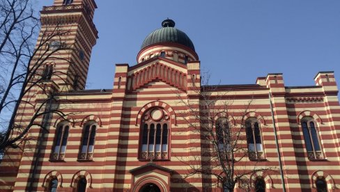 „KROFNE IZ BLOKA:“ Humanitarna akcija u porti paraćinske crkve