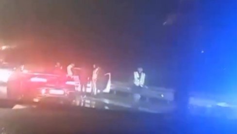 SUDAR KOD AERODROMA NIKOLA TESLA: U nesreći učestvovali autobus i automobil, policija vrši uviđaj (VIDEO) SUDAR KOD AERODROMA NIKOLA TESLA: U nesreći učestvovali autobus i automobil, policija vrši uviđaj (VIDEO)