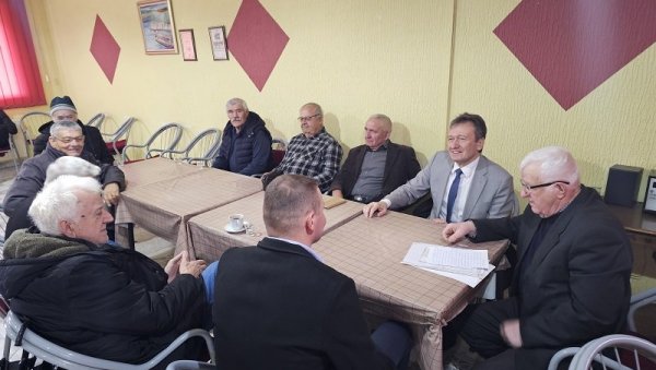 НЕ ЗАБОРАВЉАЈУ НАЈСТАРИЈЕ СУГРАЂАНЕ: Угљевик обезбедио по 100 КМ за 300 пензионера НЕ ЗАБОРАВЉАЈУ НАЈСТАРИЈЕ СУГРАЂАНЕ: Угљевик обезбедио по 100 КМ за 300 пензионера