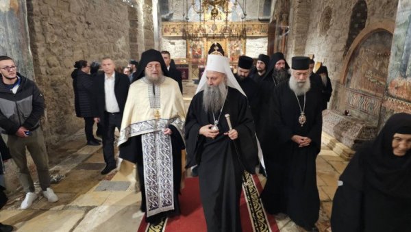 ПОКЛОНИО СЕ ИКОНИ БОГОРОДИЦЕ ПЕЋКЕ: Манастир Дечани - Посета патријарха Порфирија има велики симболички значај за српски народ (ФОТО) ПОКЛОНИО СЕ ИКОНИ БОГОРОДИЦЕ ПЕЋКЕ: Манастир Дечани - Посета патријарха Порфирија има велики симболички значај за српски народ (ФОТО)