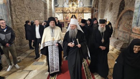 POKLONIO SE IKONI BOGORODICE PEĆKE: Manastir Dečani - Poseta patrijarha Porfirija ima veliki simbolički značaj za srpski narod (FOTO)