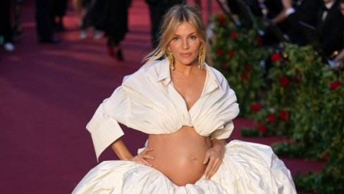 PORODILA SE SIJENA MILER: Na svet donela ćerkicu, otac bebe je maneken 15 godina mlađi od glumice PORODILA SE SIJENA MILER: Na svet donela ćerkicu, otac bebe je maneken 15 godina mlađi od glumice