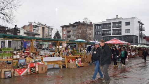 UKRASI DA BOŽIĆ BUDE LEPŠI: Bazar rukotvorina i raznih domaćih proizvoda ispunio trg u Despotovcu UKRASI DA BOŽIĆ BUDE LEPŠI: Bazar rukotvorina i raznih domaćih proizvoda ispunio trg u Despotovcu