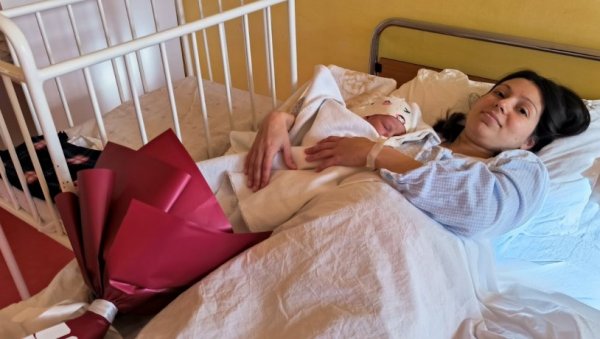 БОР БОГАТИЈИ ЗА ПЕТ НОВОГОДИШЊИХ БЕБА: Никола прва беба у 2024. БОР БОГАТИЈИ ЗА ПЕТ НОВОГОДИШЊИХ БЕБА: Никола прва беба у 2024.