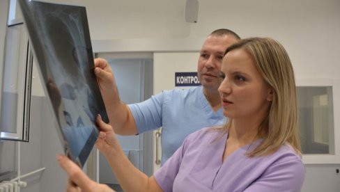 LJUBAV IZA X-ZRAKA: Bračni par Milovanović, radiolozi iz Kruševca, snime stotine građana godišnje (FOTO) LJUBAV IZA X-ZRAKA: Bračni par Milovanović, radiolozi iz Kruševca, snime stotine građana godišnje (FOTO)