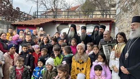 PATRIJARH SRPSKI PORFIRIJE POSETIO ORAHOVAC: NJegovu svetost dočekala pevačica Pavlina Radovanović (FOTO) PATRIJARH SRPSKI PORFIRIJE POSETIO ORAHOVAC: NJegovu svetost dočekala pevačica Pavlina Radovanović (FOTO)