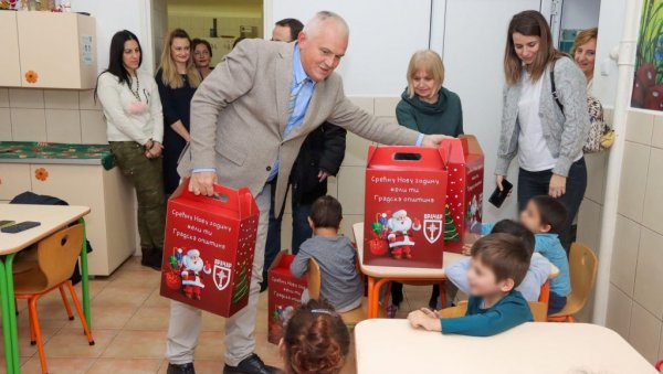 НОВОГОДИШЊИ ПАКЕТИЋИ ЗА ДЕЦУ ИЗ ЗВЕЧАНСКЕ: Општина Врачар обрадовала малишане