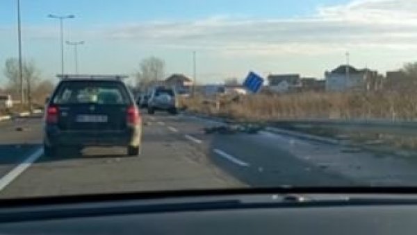 АУТО СЕ ПРЕВРНУО НА КРОВ: Удес на Зрењанинском путу - Учествовало више возила (ВИДЕО) АУТО СЕ ПРЕВРНУО НА КРОВ: Удес на Зрењанинском путу - Учествовало више возила (ВИДЕО)