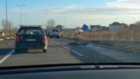 AUTO SE PREVRNUO NA KROV: Udes na Zrenjaninskom putu - Učestvovalo više vozila (VIDEO) AUTO SE PREVRNUO NA KROV: Udes na Zrenjaninskom putu - Učestvovalo više vozila (VIDEO)