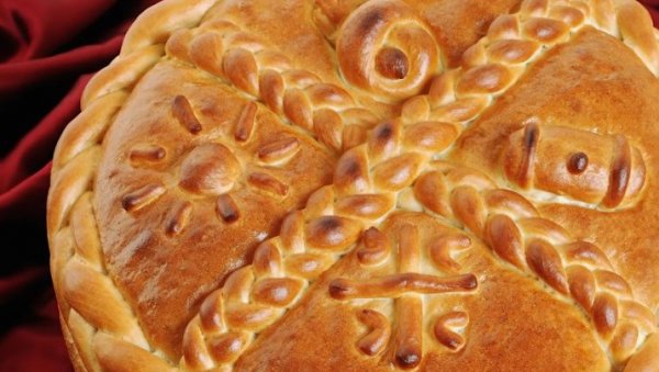 ШТА ТРЕБА ДА УРАДИТЕ СА НОВЧИЋЕМ ИЗВУЧЕНИМ ИЗ ЧЕСНИЦЕ? Многи не знају обичај до краја