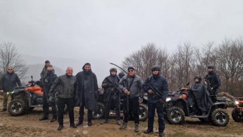 SVEČLJA IZNAD GAZIVODA SA SPECIJALCIMA I DUGIM CEVIMA: Ministar tzv. kosovske policije ponovo provocira