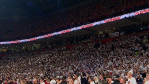 DRAGI NAVIJAČI, UPRAVO STE... Večiti derbi Crvena zvezda - Partizan počeo incidentom DRAGI NAVIJAČI, UPRAVO STE... Večiti derbi Crvena zvezda - Partizan počeo incidentom