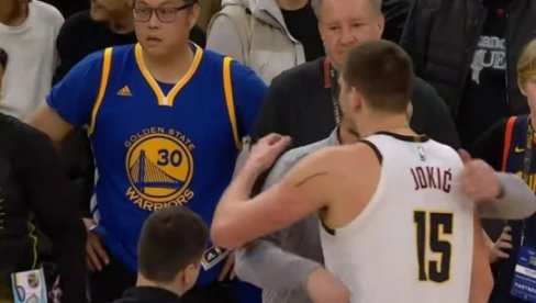 OVO NISTE VIDELI U PRENOSU: Nikola Jokić je prekinuo slavlje i otišao njemu u zagrljaj (VIDEO) OVO NISTE VIDELI U PRENOSU: Nikola Jokić je prekinuo slavlje i otišao njemu u zagrljaj (VIDEO)
