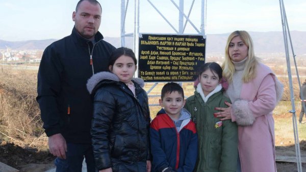 НА ЈУГУ СРБИЈЕ И КРСТОВИ СИЈАЈУ: Близанци Марјан и Мартин већ обрадовали бројне вернике НА ЈУГУ СРБИЈЕ И КРСТОВИ СИЈАЈУ: Близанци Марјан и Мартин већ обрадовали бројне вернике
