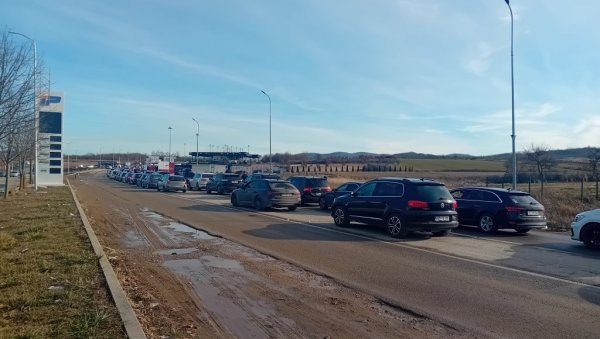 НА МЕРДАРУ СЕ ЧЕКА И ДУЖЕ ОД ПЕТ САТИ: И данас гужве на административним прелазима између Косова и Метохије и централне Србије НА МЕРДАРУ СЕ ЧЕКА И ДУЖЕ ОД ПЕТ САТИ: И данас гужве на административним прелазима између Косова и Метохије и централне Србије