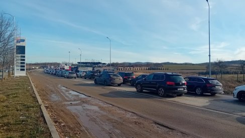 NA MERDARU SE ČEKA I DUŽE OD PET SATI: I danas gužve na administrativnim prelazima između Kosova i Metohije i centralne Srbije NA MERDARU SE ČEKA I DUŽE OD PET SATI: I danas gužve na administrativnim prelazima između Kosova i Metohije i centralne Srbije