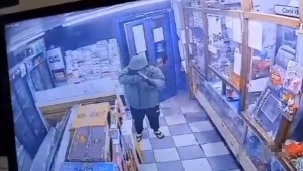 СА ПУШКОМ УШАО У ПРОДАВНИЦУ ПА ОСУО РАФАЛ: Британска полиција применила суров метод приликом хапшења (ВИДЕО) СА ПУШКОМ УШАО У ПРОДАВНИЦУ ПА ОСУО РАФАЛ: Британска полиција применила суров метод приликом хапшења (ВИДЕО)