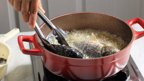 5 CAKA ZA SPREMANJE NAJUKUSNIJE RIBE: Uz ovaj trika ne raspada se tokom prženja, ne upija mnogo, a topi se u ustima 5 CAKA ZA SPREMANJE NAJUKUSNIJE RIBE: Uz ovaj trika ne raspada se tokom prženja, ne upija mnogo, a topi se u ustima
