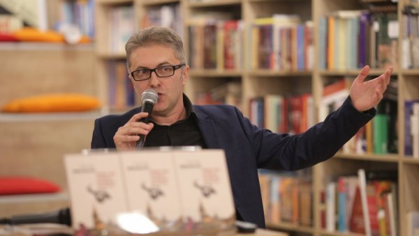 НАГРАДА ЛАЗАР ТРИФУНОВИЋ НЕБОЈШИ МИЛЕНКОВИЋУ: Писац и историчар уметности награђен за анализу нових уметничких пракси на Ју простору НАГРАДА ЛАЗАР ТРИФУНОВИЋ НЕБОЈШИ МИЛЕНКОВИЋУ: Писац и историчар уметности награђен за анализу нових уметничких пракси на Ју простору