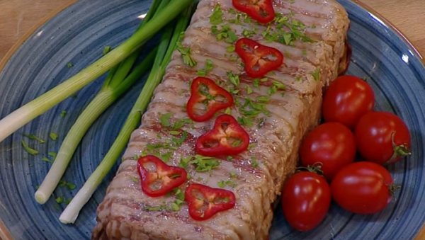 МНОГО УКУСНИЈИ ОД КУПОВНОГ: Како се прави домаћи месни нарезак МНОГО УКУСНИЈИ ОД КУПОВНОГ: Како се прави домаћи месни нарезак