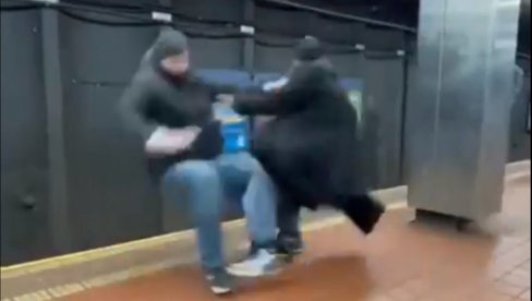 (UZNEMIRUJUĆE): Potukao se sa muškarcem, pa ga u naletu besa gurnuo pod voz (VIDEO) (UZNEMIRUJUĆE): Potukao se sa muškarcem, pa ga u naletu besa gurnuo pod voz (VIDEO)