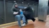 (UZNEMIRUJUĆE): Potukao se sa muškarcem, pa ga u naletu besa gurnuo pod voz (VIDEO) (UZNEMIRUJUĆE): Potukao se sa muškarcem, pa ga u naletu besa gurnuo pod voz (VIDEO)