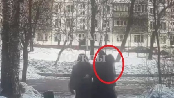 (УЗНЕМИРУЋИ ВИДЕО) Лопов отео торбу из руку пензионерке, паре потрошио на алкохол (УЗНЕМИРУЋИ ВИДЕО) Лопов отео торбу из руку пензионерке, паре потрошио на алкохол