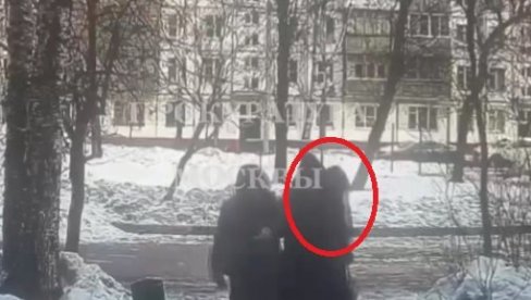 (UZNEMIRUĆI VIDEO) Lopov oteo torbu iz ruku penzionerke, pare potrošio na alkohol (UZNEMIRUĆI VIDEO) Lopov oteo torbu iz ruku penzionerke, pare potrošio na alkohol