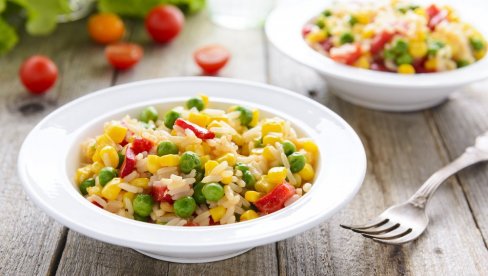 LAGAN I JEFTIN OBROK SA GRAŠKOM I ŠARGAREPOM: Recept za dinstani pirinač s povrćem LAGAN I JEFTIN OBROK SA GRAŠKOM I ŠARGAREPOM: Recept za dinstani pirinač s povrćem