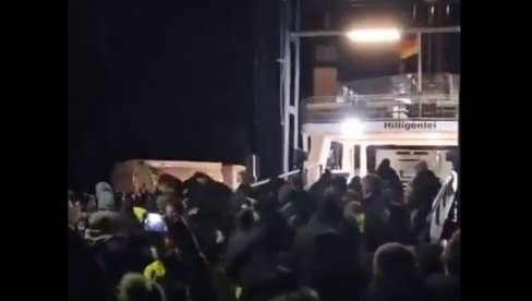 HAOS U NEMAČKOJ: LJuti poljoprivrednici blokirali pristanište u luci, trajket sa ministrom morao da pobegne nazad (VIDEO) HAOS U NEMAČKOJ: LJuti poljoprivrednici blokirali pristanište u luci, trajket sa ministrom morao da pobegne nazad (VIDEO)
