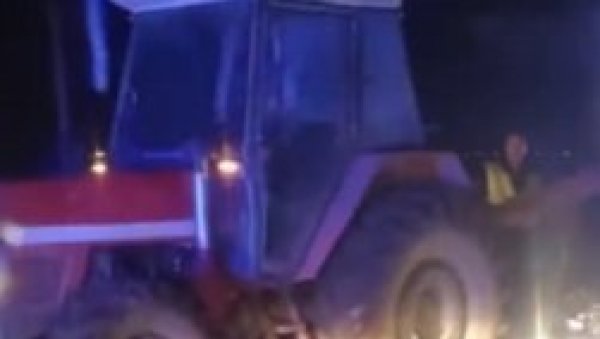 (УЗНЕМИРУЈУЋИ ВИДЕО) Тешка саобраћајка на Батајничком путу, аутомобил се закуцао у трактор, плуг прошао кроз шоферку