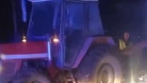 (UZNEMIRUJUĆI VIDEO) Teška saobraćajka na Batajničkom putu, automobil se zakucao u traktor, plug prošao kroz šoferku (UZNEMIRUJUĆI VIDEO) Teška saobraćajka na Batajničkom putu, automobil se zakucao u traktor, plug prošao kroz šoferku