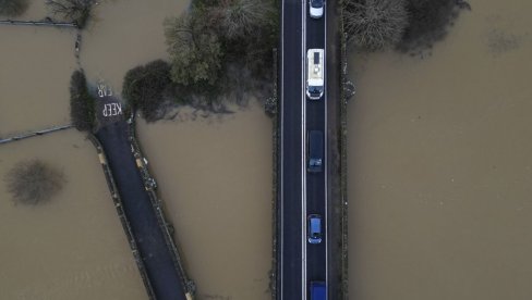 ПОТОП ПРЕТИ ВЕЛИКОЈ БРИТАНИЈИ: Издато ново упозорење на јаке кише, на снази 89 упозорења на поплаве