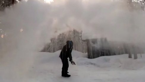 TURISTA UŽIVA I NA DEBELOM MINUSU: Napokon dočekao da proba eksperiment koji je video na mrežama, evo da li mu je uspeo (VIDEO) TURISTA UŽIVA I NA DEBELOM MINUSU: Napokon dočekao da proba eksperiment koji je video na mrežama, evo da li mu je uspeo (VIDEO)