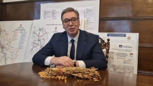 VUČIĆ POKLONIO SAT PRVOM SRPČETU ROĐENOM NA KIM: Mali Jakov dobio poklon od predsednika (VIDEO) VUČIĆ POKLONIO SAT PRVOM SRPČETU ROĐENOM NA KIM: Mali Jakov dobio poklon od predsednika (VIDEO)